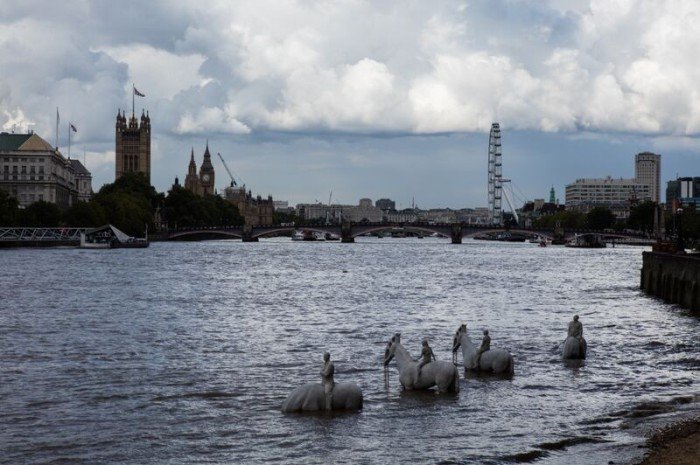 В Лондоне дважды в день из Темзы появляются «всадники апокалипсиса»