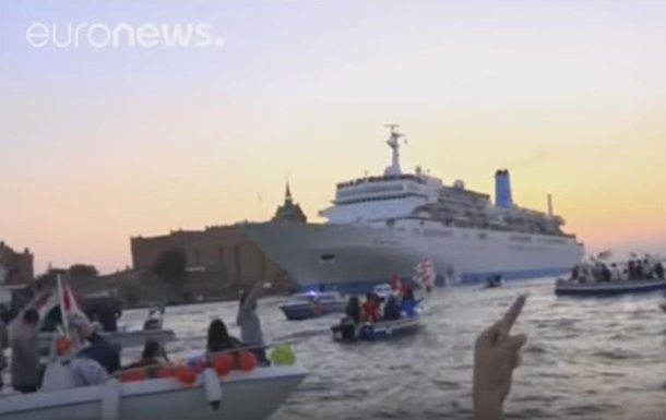 Тысячи жителей Венеции на лодках остановили лайнер
